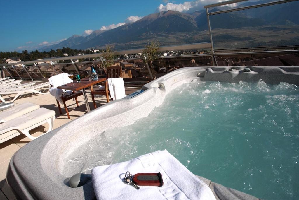 Hotel Le Grand Tetras Font-Romeu-Odeillo-Via الغرفة الصورة